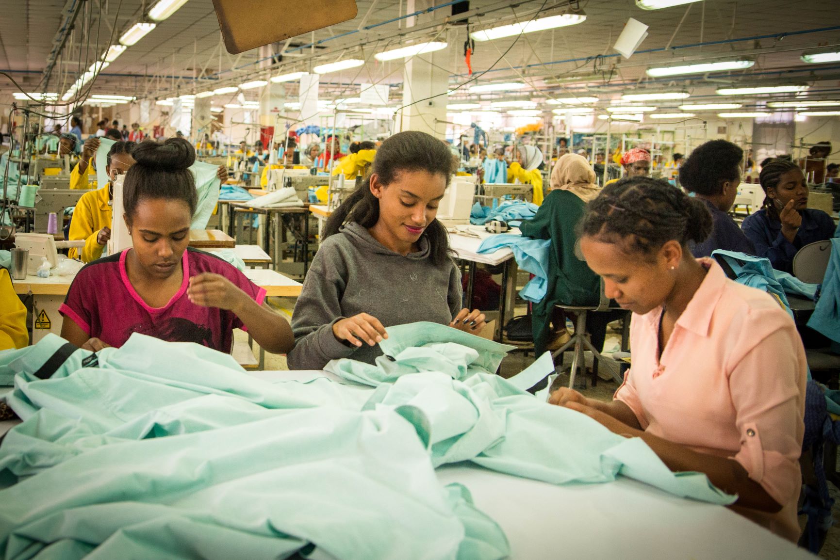 vrouwen aan het werk in textielfabriek