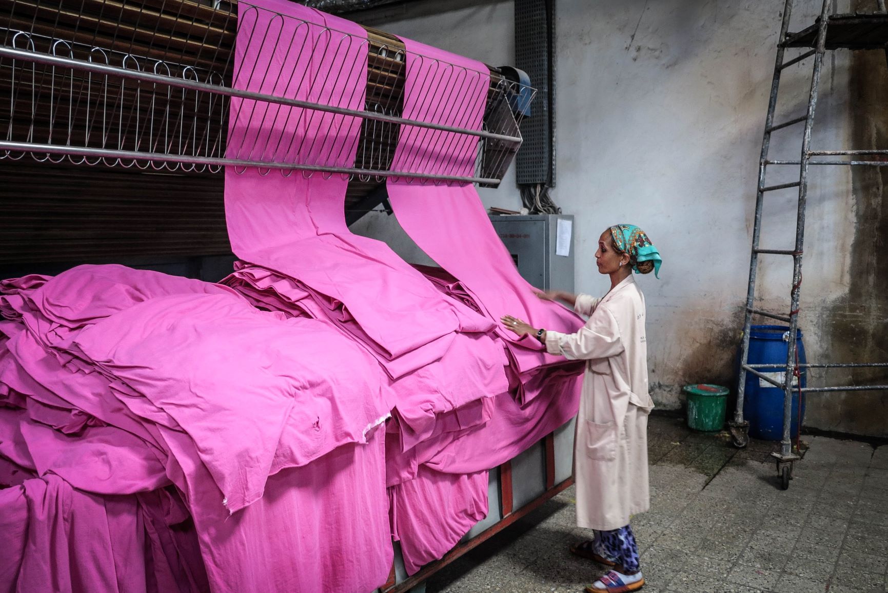 vrouw in textielfabriek