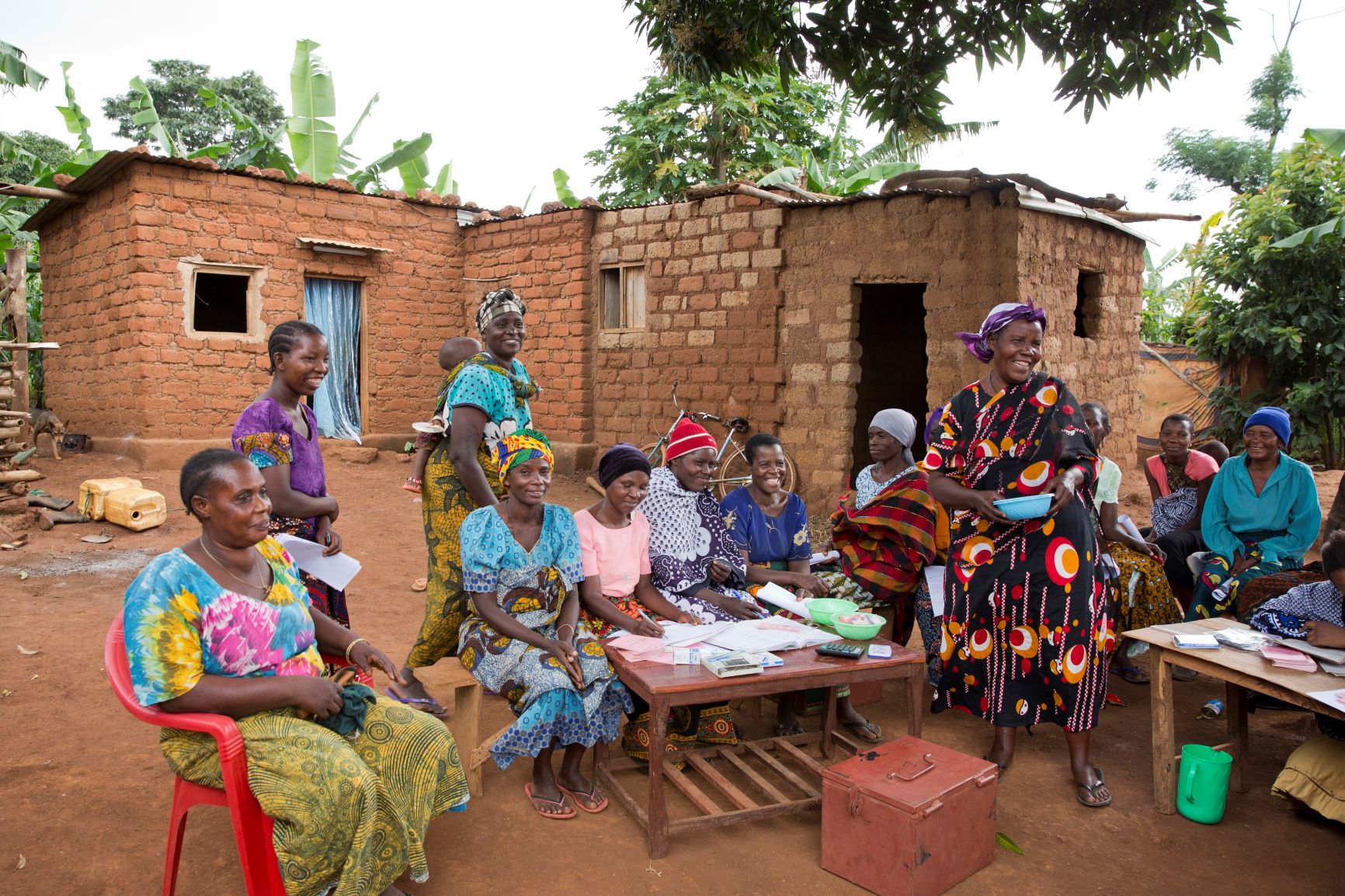 vrouwen in Golden Line programma goud Tanzania
