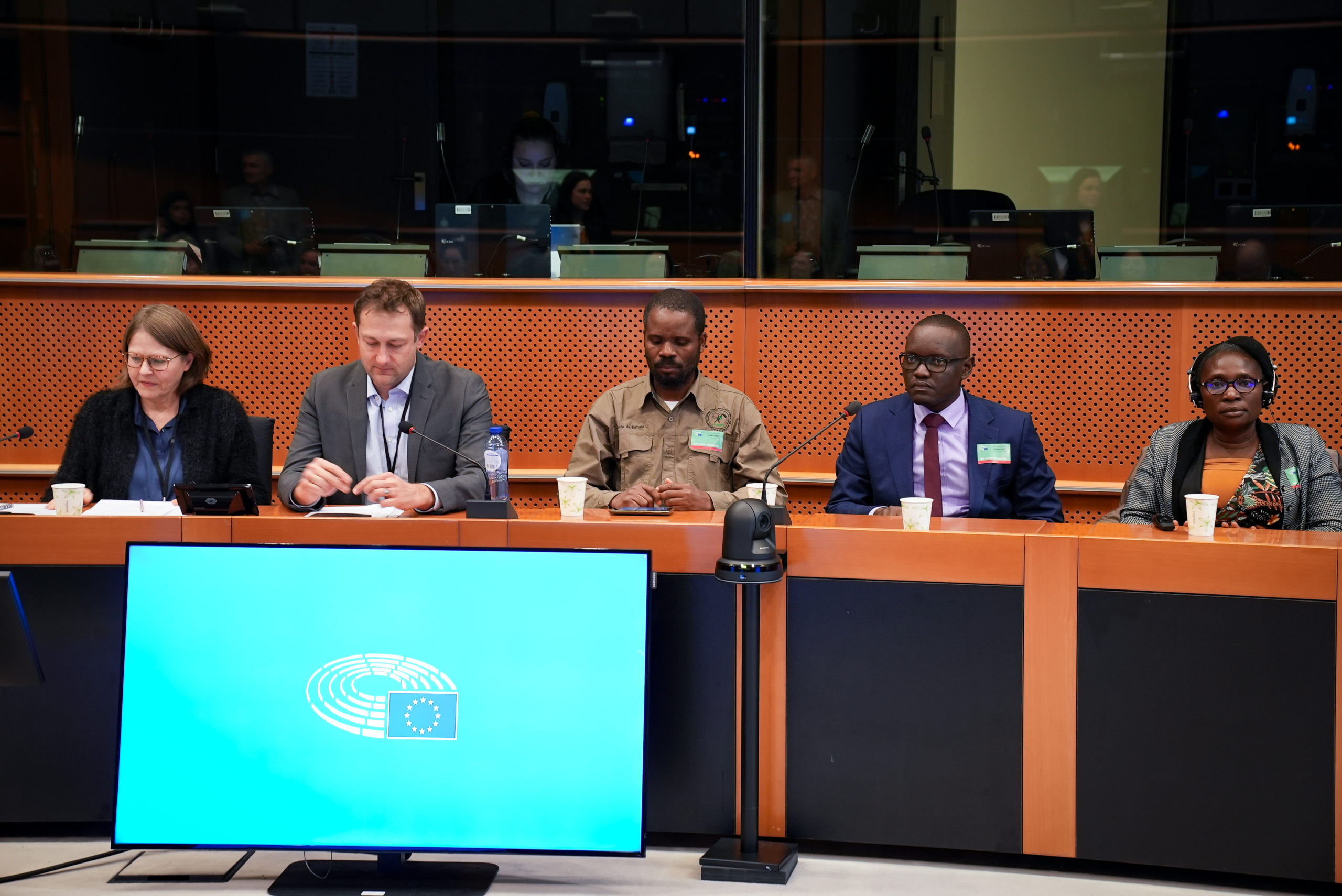 Boeren vertegenwoordigers en MEPs Heidi Hautala en Christophe Hansen spreken in het Europees Parlement © Steven De Winter / Solidaridad