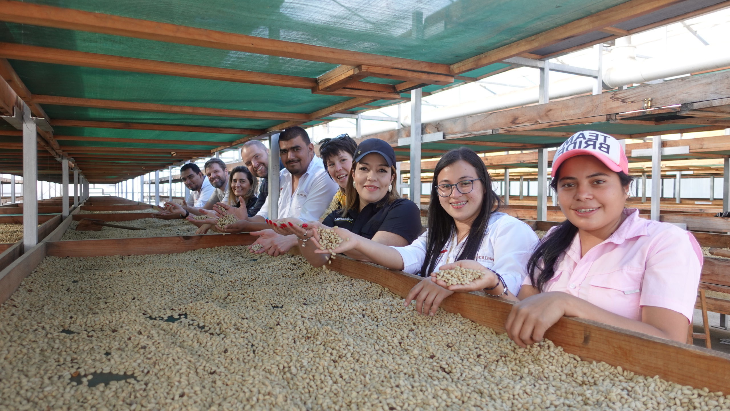 Angélica Paz (tweede van links) bij het Capucas koffiecoöperatief, naast medewerkers van Fairfood en Solidaridad Honduras.