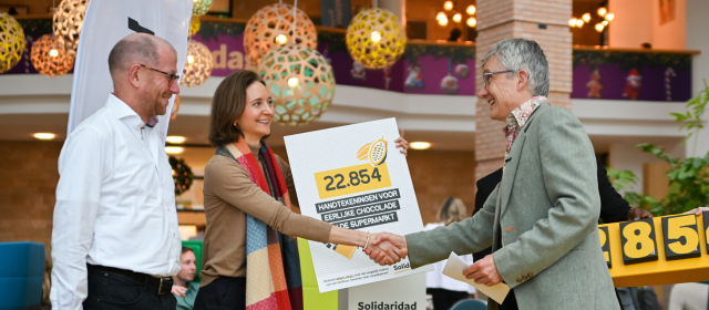 Overhandiging handtekeningen van de Eerlijke Chocolade-petitie aan Albert Heijn