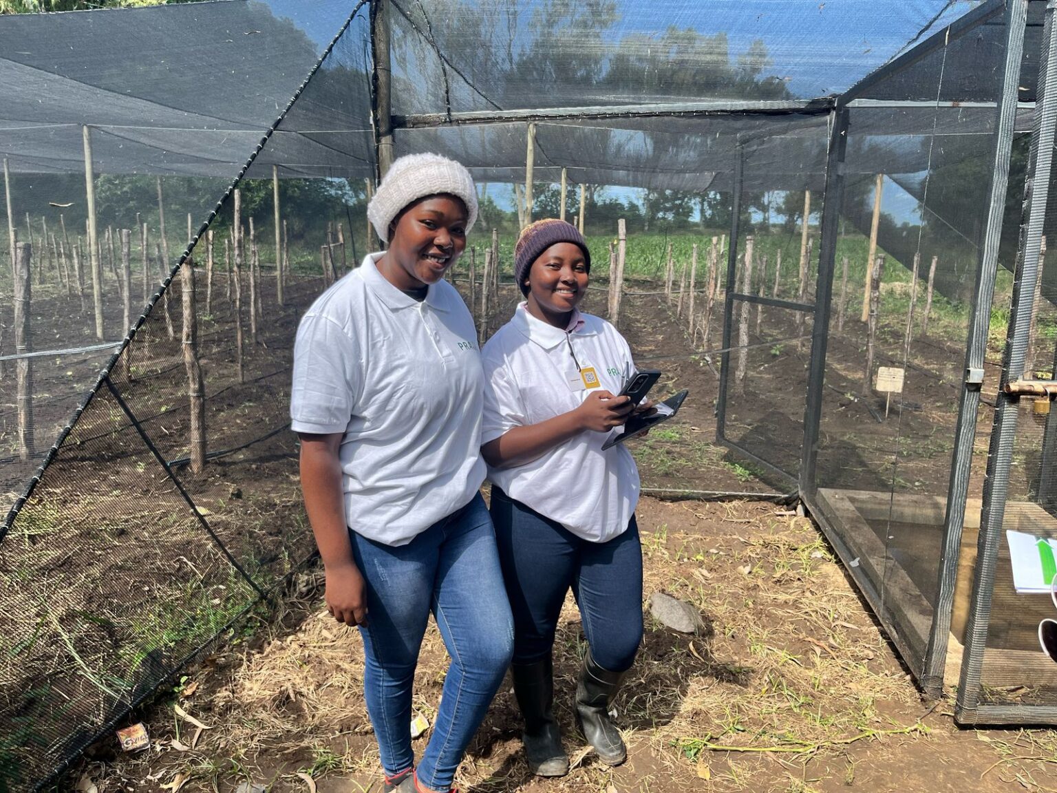 Twee jonge boeren worden ondersteund met trainingen over regeneratieve landbouw in Mozambique